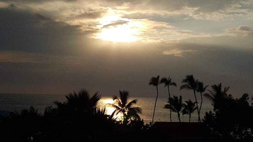 Beautiful 2 Bedroom Condo @ Kona! Kailua-Kona Bagian luar foto